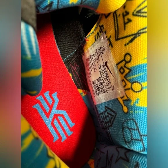 Nike Kyrie 8 GO SE Basketball Shoes - Picture 4 of 7